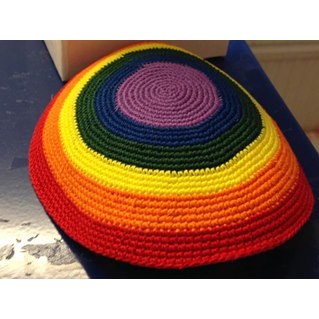 Kippa/yarmulke helt i regnbågsfärger